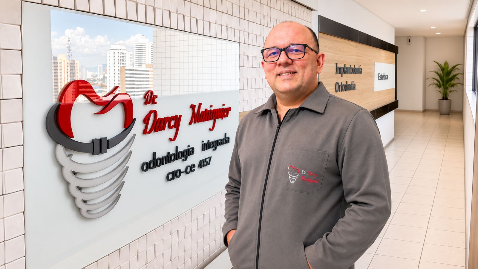 Dr. Darcy Mavignier na recepção da clínica em Fortaleza