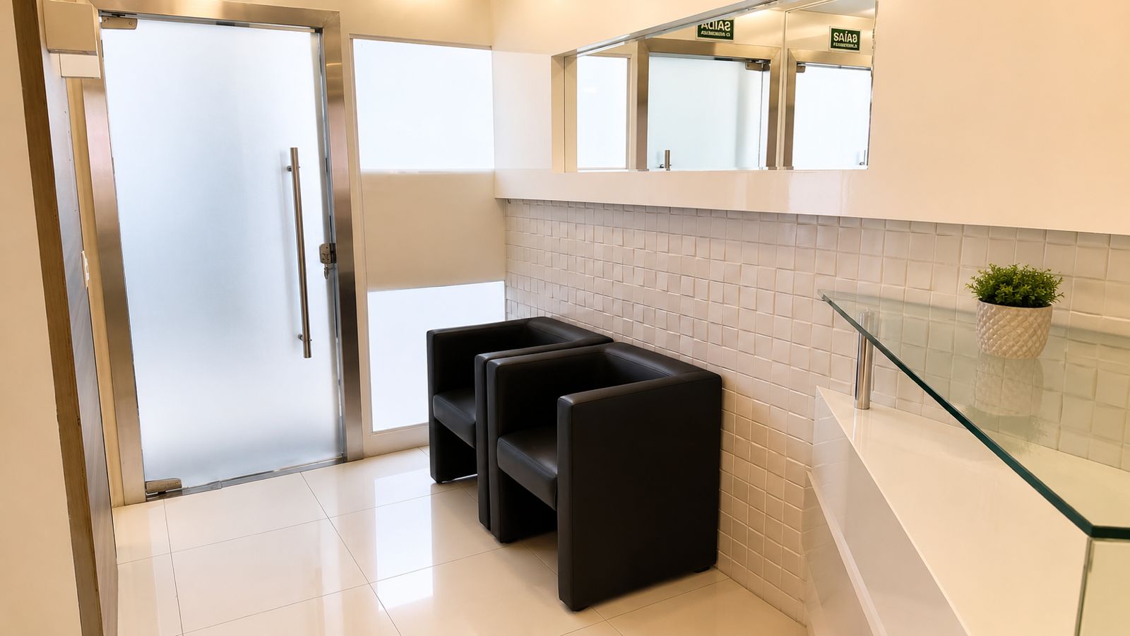 Recepção com poltronas e balcão de atendimento