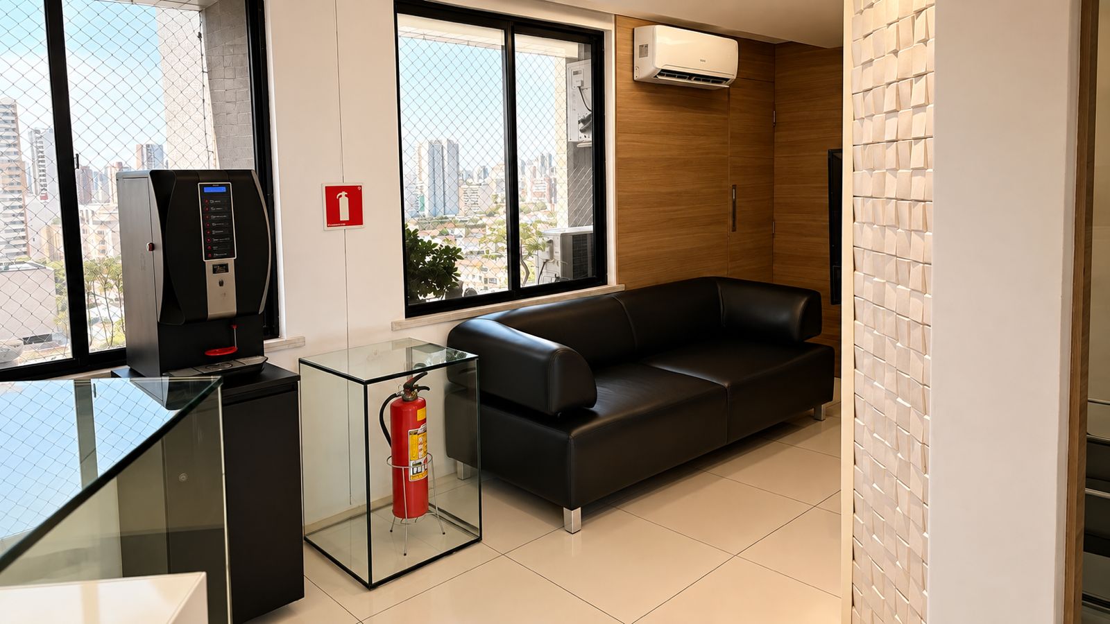 Sala de espera confortável com vista para a cidade