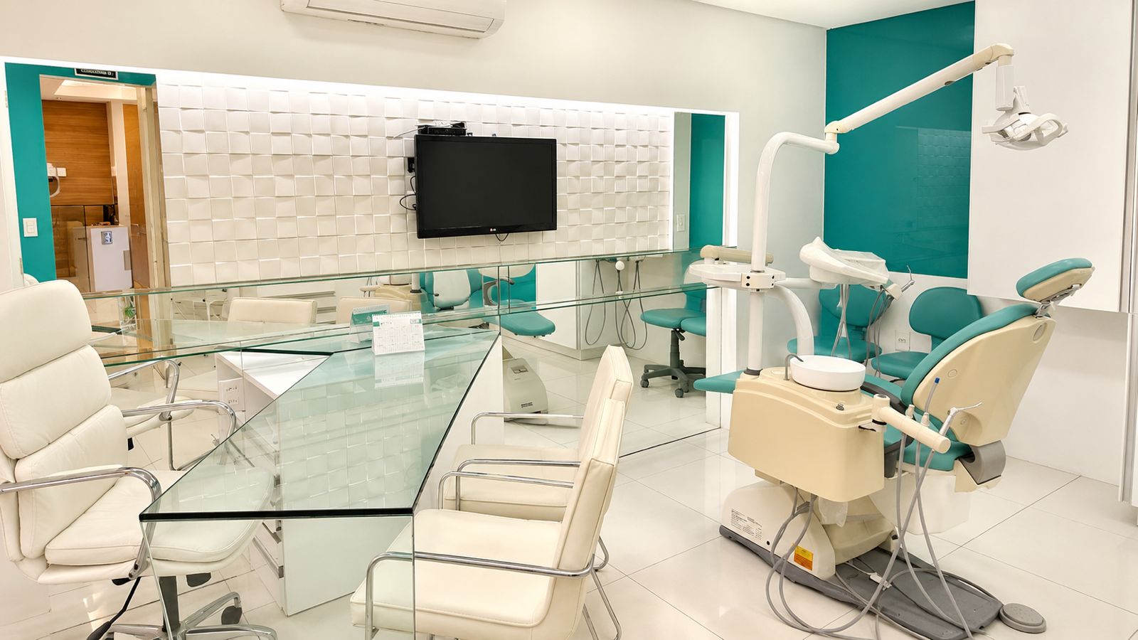 Consultório com espaço de atendimento e avaliação