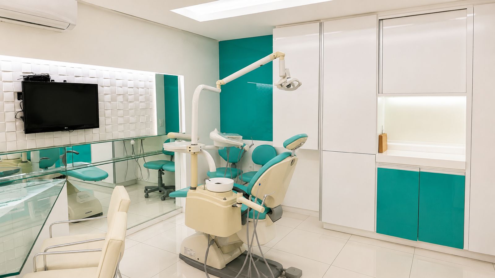 Consultório odontológico com cadeira e equipamentos modernos